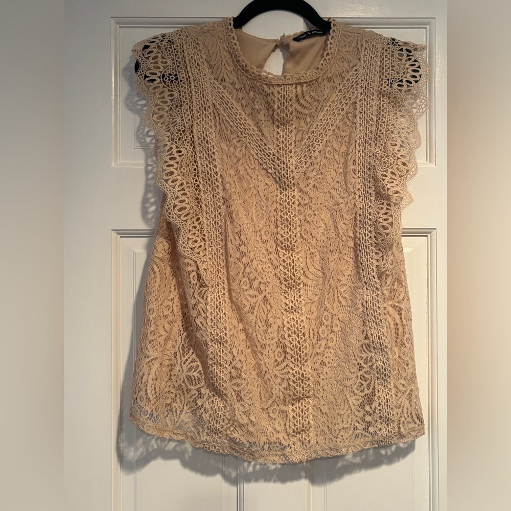Detailed Lace shirt inside liner with 
lace scalloped sleeves